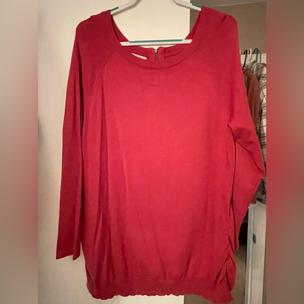 Gorgeous rose/magenta long thin sweater with flattering ruching on the side